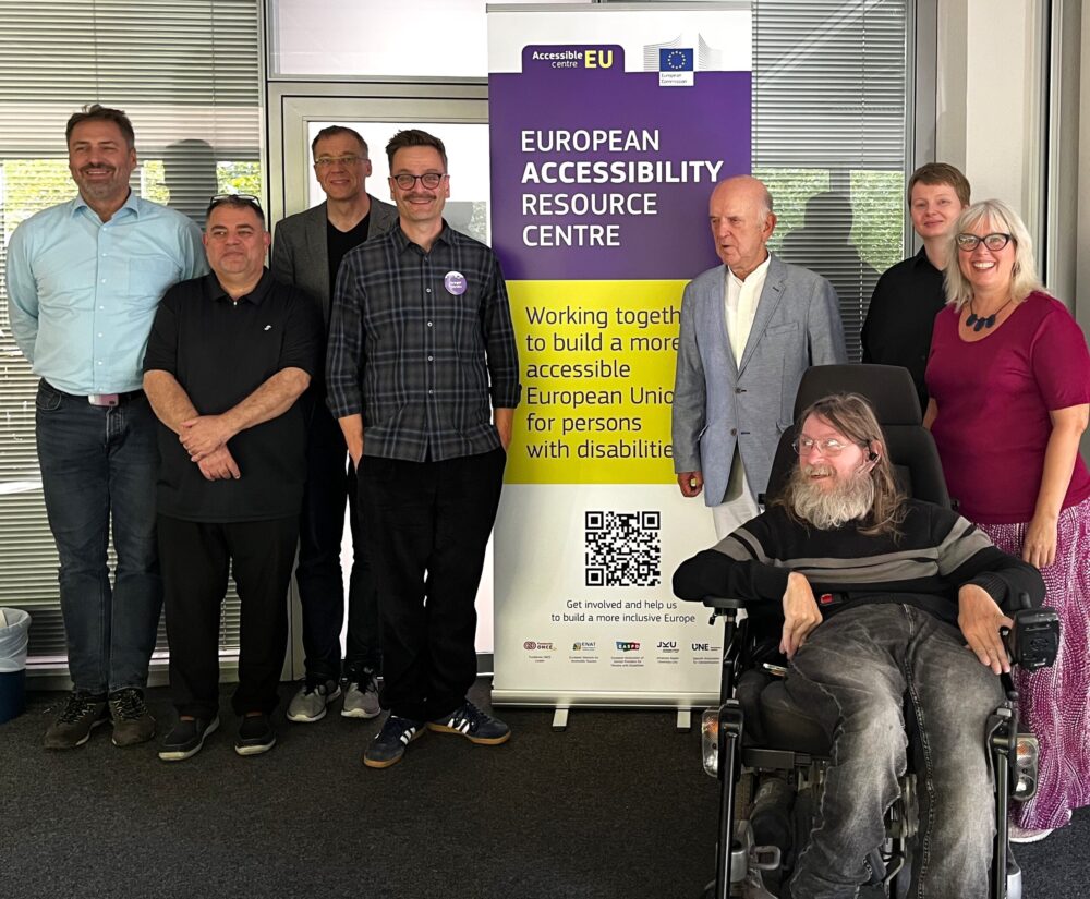 Gruppenfoto der Referierenden vor dem Roll-Up des European Accessibility Resource Centre.